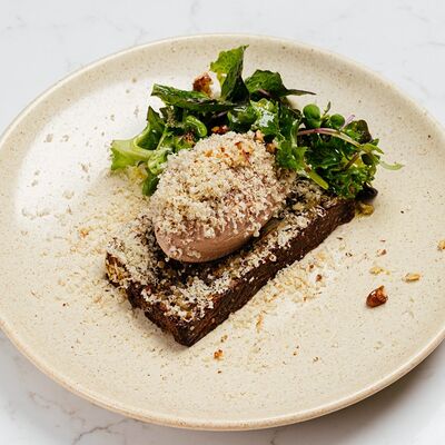 Злаковый хлеб с паштетом из птицы, зеленью и орехом в Hello Wine по цене 350 ₽