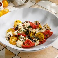Салат с Имеретинским сыром, с ассорти из томатов в ЛарисуВаннуХочу