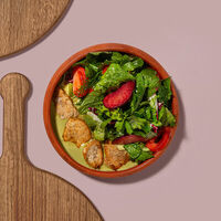 Салат с курицей и соусом киндзмари в Хачапури и вино