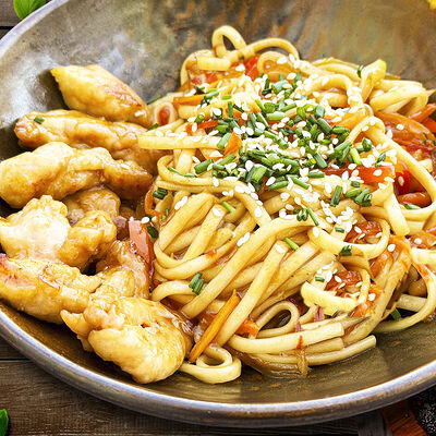 Вок лапша с курицей (соус на выбор) в Место Про Тесто по цене 380 ₽