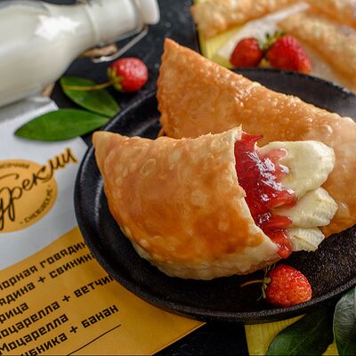 Чебурек с клубникой и бананом в Чебурекми по цене 360 ₽