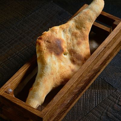 Хлебная корзина с маслом и сванской солью в Тбилисити по цене 290 ₽