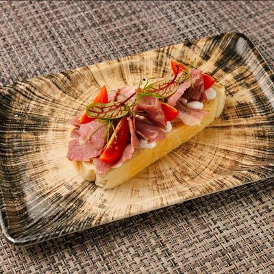 Брускетта с говяжьей пастрами в YUMMY по цене 320 ₽