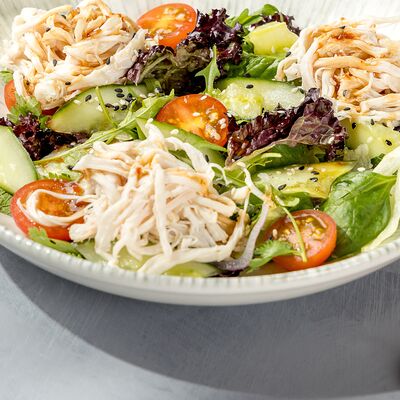 Салат с куриным филе в азиатском стиле в Kumpan по цене 520 ₽