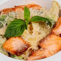 Фетучини с лососем и брокколив Lure Oysterbar