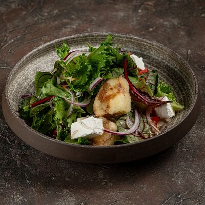 Салат с хрустящим баклажаном и сыром фета в Егерь по цене 1030 ₽