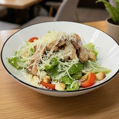 Цезарь с курицейв Laksa & Wok по цене 640 ₽