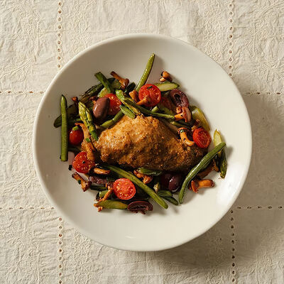 Томленая нога кролика с лисичками, спаржей и оливками в Банщики по цене 1390 ₽