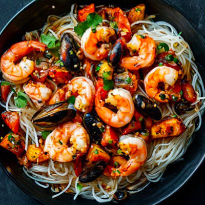 Вок с рисовой лапшой и коктейлем из морепродуктов в Bon appetit по цене 745 ₽