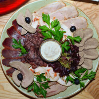 Ассорти грузинских деликатесов в Vinograd