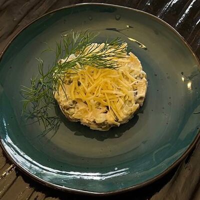 Салат из филе птицы и шампиньоновв Длинный нос по цене 230 ₽