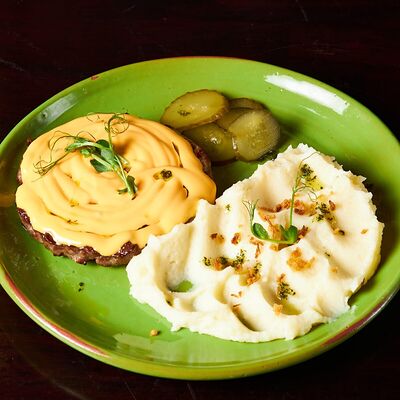 Бифштекс с картофельным пюре в Lions Head по цене 870 ₽