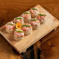 Ролл с лососем и креветкой в Sushi White Pro