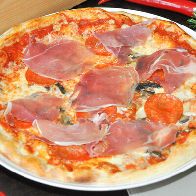 Пицца Прошутто и пеперони в PrestoMia по цене 580 ₽