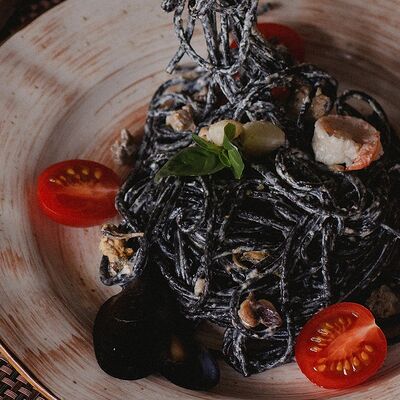 Спагетти нери с лососем и шпинатом в Рестобар Ферум по цене 440