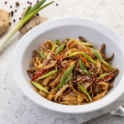 Лапша со свининой и овощами в Чебуречная Брынза по цене 644 ₽