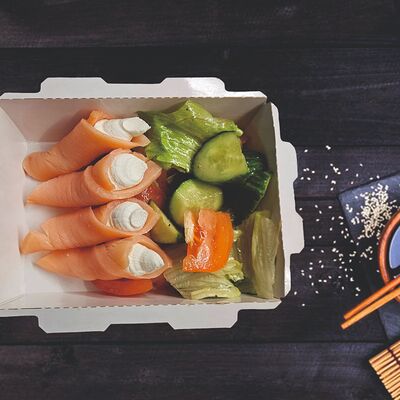 Салат с копченым лососем и сыром Филадельфия в Суши Киторио по цене 560 ₽