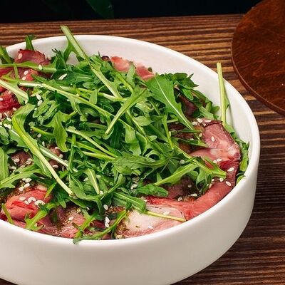 Салат с ростбифом и чимичурри в Хочу и буду по цене 560 ₽