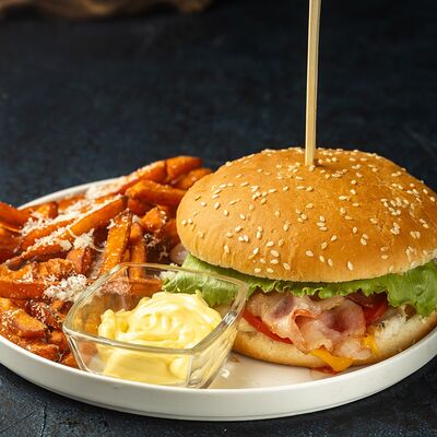 Бургер от шефа с бататом фри в Oliva по цене 620 ₽