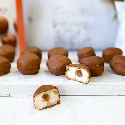 Профитроли со сливками и солёной карамелью в Cheese-cake.ru по цене 470 ₽