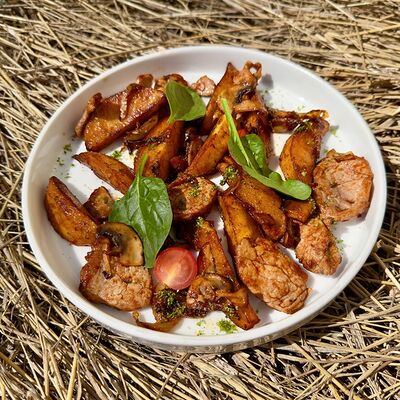 Поджарка мясная с картофелем и грибами в соусе барбекю в Кафе Театральное по цене 495 ₽