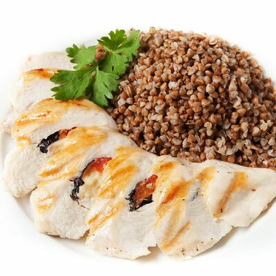 Куриное филе, фаршированное томатами и базеликом с гречей в Фитнес меню по цене 395 ₽