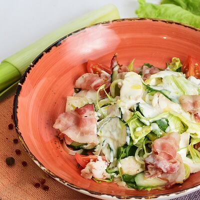 Салат с куриной грудкой, беконом и соусом из голубого сыра в Самое популярное кафе по цене 310