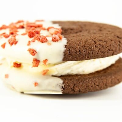 Вупи-пай малиновый в белом шоколаде в Pink milk x Lift по цене 400 ₽