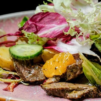 Салат с ростбифом, свежим огурцом и картофелем в Дади по цене 565