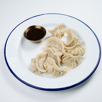 Пельмени с мясом и пряным кисло-сладким соусом в Китайка по цене 450 ₽