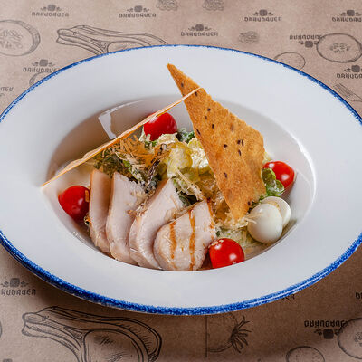 Салат с куриным филе под соусом цезарь в Braubauer по цене 510 ₽