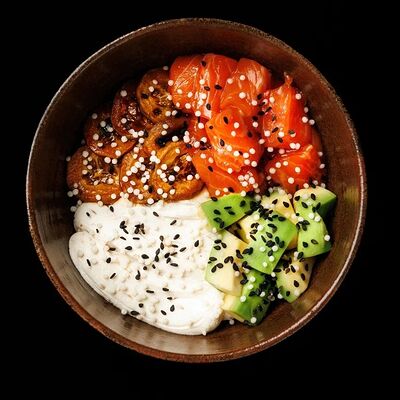 Райс боул с лососем в Sushi please по цене 1210 ₽