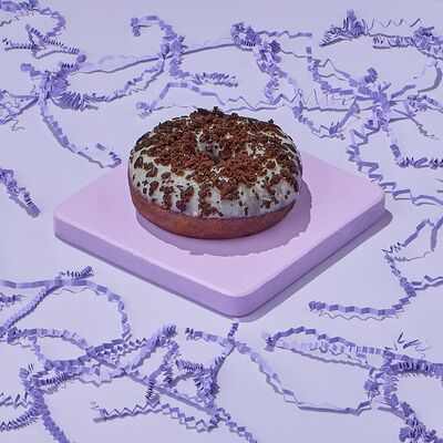 Пончик с ванильной начинкой и печеньем в Dostaевский по цене 286 ₽