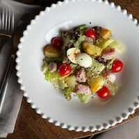 Микс салата с опалённым тунцом и картофелем бэби в More More