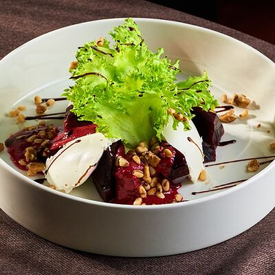 Салат из запеченной свеклы с сыром и кедровыми орешками в База по цене 750 ₽