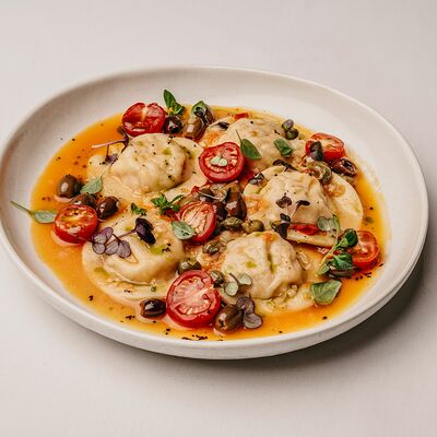 Равиоли с морепродуктами в соусе по-средиземноморски в Клёво по цене 1850 ₽