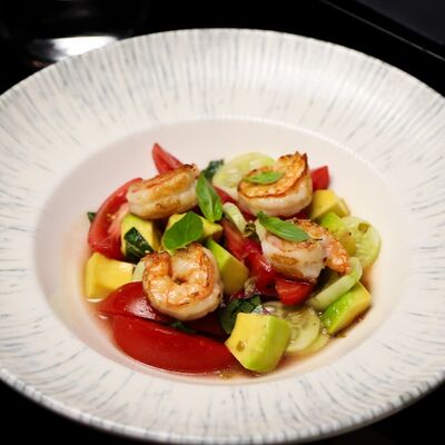 Салат с креветками, авокадо, томатами и соусом алоэ в More More по цене 970 ₽