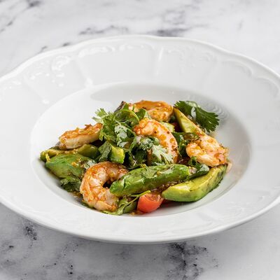 Салат с креветками и запеченным авокадо в горчичном соусе в Патис по цене 817 ₽