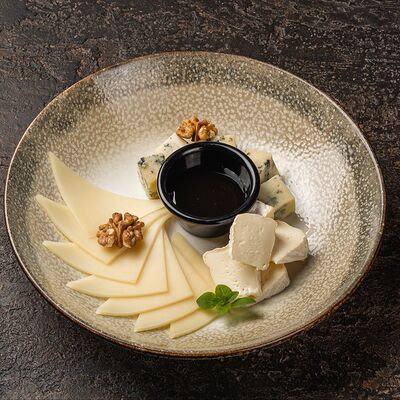 Сырное ассорти с мёдом в Мираж по цене 720 ₽