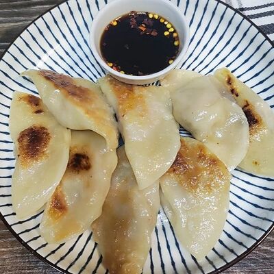 Гедза с креветками с японским соусом в Изуми по цене 545 ₽