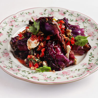 Краснокочанная капуста на углях с сыром Страккино и карамелизированным пеканомв Saviv по цене 840 ₽