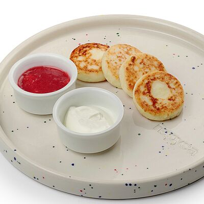 Сырники с соусами на выбор и сметаной в Паруса по цене 423 ₽