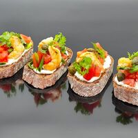 Мини-брускетты с королевской креветкой в KNFood