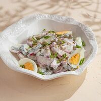 Салат с редисом, огурцом, зелёным луком, яйцом и сметаной в Баклажан Озерки
