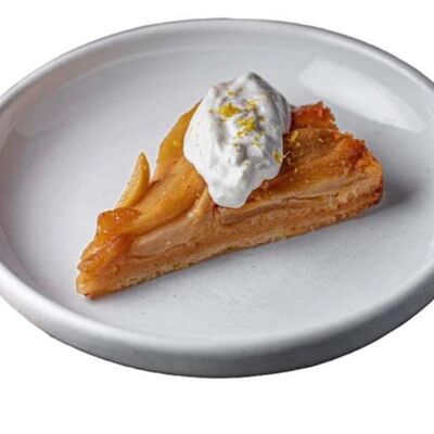 Грушевый пирог с кремом из сгущенного молокав Раковая на Усачева по цене 850 ₽