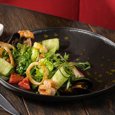 Салат с морепродуктами в Kinza по цене 690 ₽