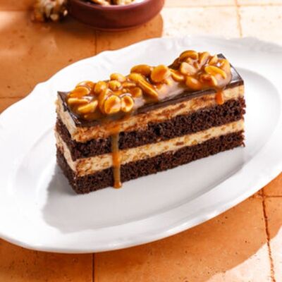 Шоколадный торт с арахисом и карамелью в Баклажан в ТЦ 