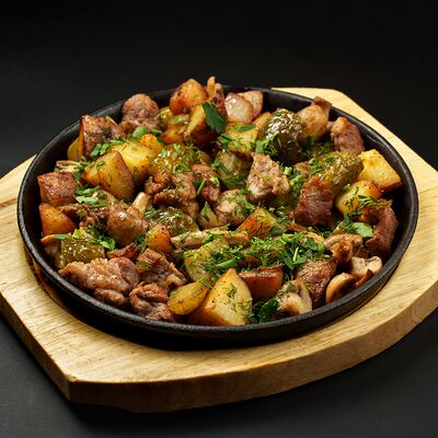 Сковородка со свининой в Pinta Haus по цене 730 ₽