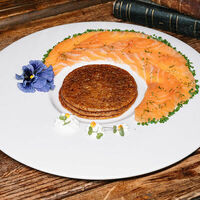 Сёмга малосольная со ржаными блинами в Кафе Пушкинъ