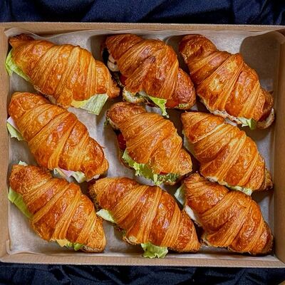 Ассорти круассанов М в Boom-box Catering по цене 1990 ₽